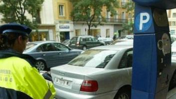 Indignación después de que el Ayuntamiento avise a las tantas de que ya se puede aparcar en Madrid