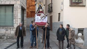 Laicos presidiendo procesiones: el 'viacrucis' de la Iglesia en esta provincia española