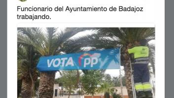 Polémica en Badajoz por la imagen de un empleado municipal colocando una pancarta del PP