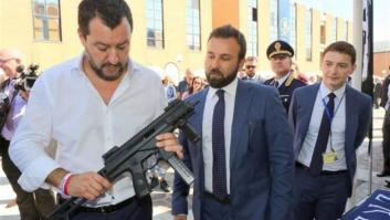 Matteo Salvini causa polémica al publicar una foto con una metralleta