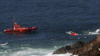 Dos muertos y seis desaparecidos tras hundirse un pesquero en Asturias
