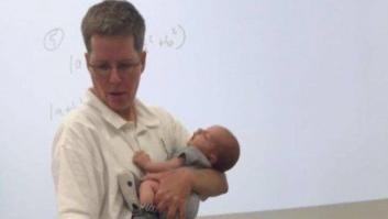 La historia que se esconde tras esta foto de una profesora dando clase con un bebé