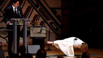 La mujer de Justin Trudeau enseña yoga a su hija