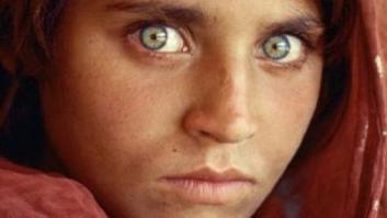 La niña afgana de National Geographic sale de prisión y ya está en Kabul