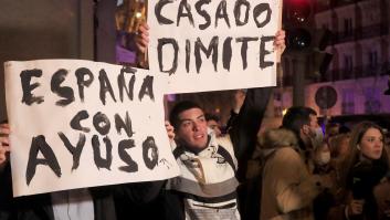 Flores, mariachis y gritos de "Ayuso sí, Casado no" en una concentración ante Génova
