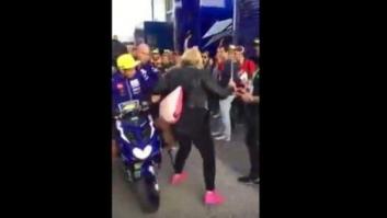 Vergonzosa patada de Rossi a una mujer en el circuito de Valencia