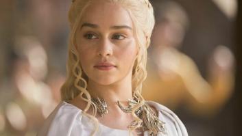 Emilia Clarke apunta al culpable del gazapo de Starbucks en 'Juego de Tronos' (HBO)