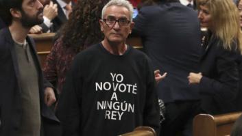 Cañamero acude a la ceremonia con los reyes con una camiseta con el lema "Yo no voté a ningún Rey"