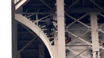 Evacúan y cierran la Torre Eiffel por la presencia de un hombre escalando su estructura