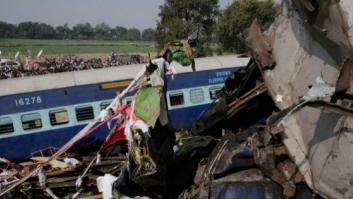 Tragedia en la India: Más de cien muertos en un accidente de tren en Kanpur