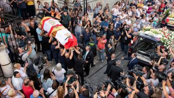 El gesto de dos guardias civiles al paso del ataúd de Reyes desata el debate