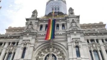 La bandera arcoíris ya cubre el Ayuntamiento de Madrid