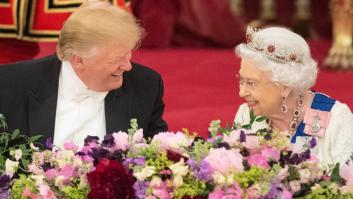 ¿Qué ves en esta imagen? Existe la teoría de que la reina de Inglaterra se estaba burlando de Trump sin que él lo supiera
