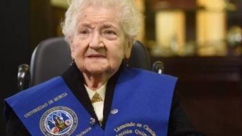 Una anciana de 94 años se licencia en Químicas 75 años después de empezar la carrera
