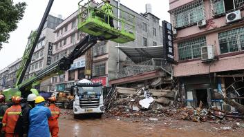 18 atrapados y 39 desaparecidos tras el colapso de un edificio de ocho pisos en el centro de China