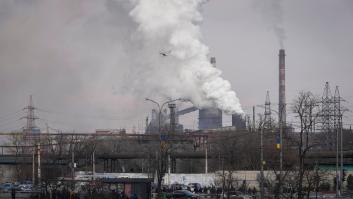 El Kremlin confirma la evacuación de al menos 86 personas de la acería de Mariúpol