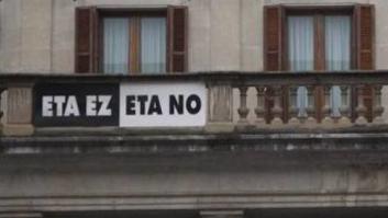 Vitoria retira el cartel 'ETA no' de la fachada del Ayuntamiento tras 15 años