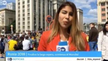 Una reportera, acosada durante una retransmisión en directo en el Mundial