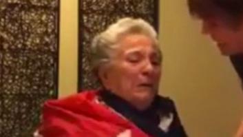 El vídeo de una anciana con alzhéimer llorando con la muerte de Castro enloquece las redes