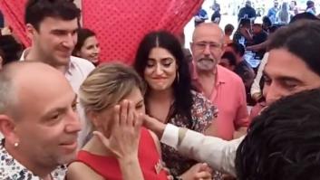 Una mujer se acerca a Yolanda Díaz, le dice algo y a la ministra se le saltan las lágrimas
