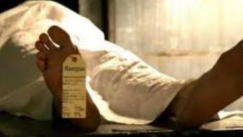 Un joven se desmaya borracho y despierta desnudo en una morgue