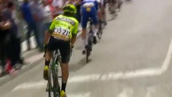 Un ciclista español de La Vuelta vive uno de los percances más raros de ver en plena etapa