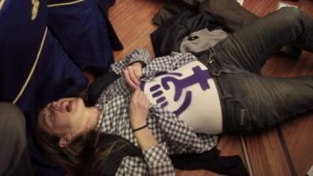 Un grupo de feministas irrumpe en un acto del ministro Alfonso Alonso al grito de "Vuestras políticas nos matan"