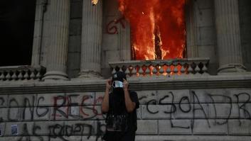 Cientos de manifestantes toman el Congreso de Guatemala y le prenden fuego