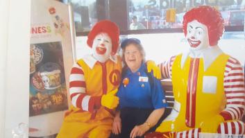 Lo que una mujer de 90 años que trabaja en McDonald's puede enseñarnos sobre la felicidad