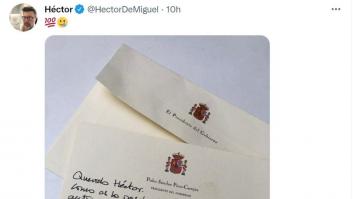 Sánchez se pasa el juego con la carta y el regalo que ha mandado al cómico Héctor de Miguel