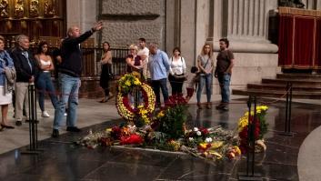 Brazos en alto, lloros y banderas franquistas: las últimas visitas a Franco en el Valle de los Caídos