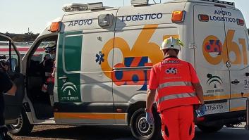 Dos temporeros muertos y tres heridos graves tras volcar un autobús en Pedrera (Sevilla)