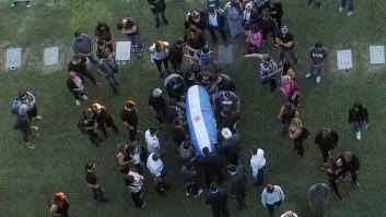 Despiden a tres empleados de la funeraria por hacerse fotos junto al cadáver de Maradona