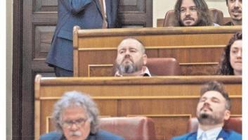 Rajoy cae y la prensa conservadora rabia: "El PNV alumbra a Frankenstein", "caos", "Sánchez temerario"...