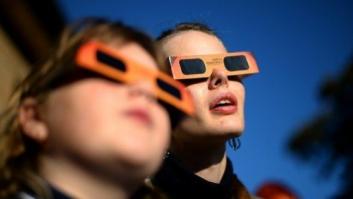 ¿Qué pasa si veo el eclipse de Sol sin gafas? Las consecuencias de observarlo sin protección