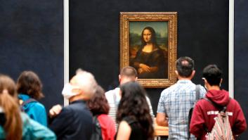 Un visitante del Louvre lanza una tarta a 'La Gioconda'