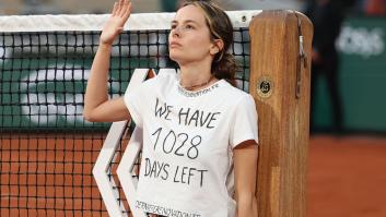Una ambientalista irrumpe en Roland Garros y se encadena a la red con un claro mensaje: "Nos quedan 1.028 días"