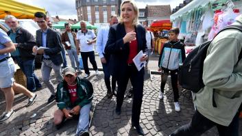 Lanzan huevos a Marine Le Pen durante una visita al norte de Francia