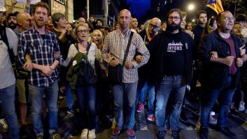 Una cadena humana evita el contacto con el cordón policial en Barcelona
