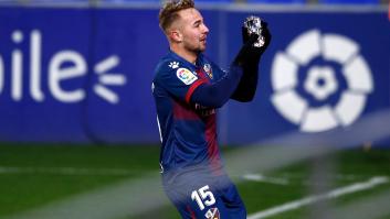 Este jugador del Huesca emociona con su dedicatoria tras marcar un gol: mira lo que tiene en la mano