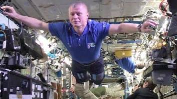Los astronautas de la Estación Espacial Internacional firman el mannequin más impresionante del año