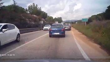 Consternación por lo que hizo el conductor del coche azul en esta carretera de Barcelona