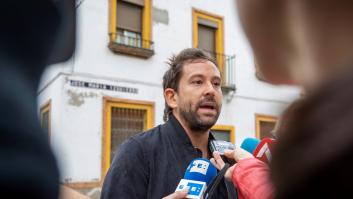 Vox criminaliza a los 'menas' con una protesta en Sevilla, pero los vecinos niegan que haya problemas con ellos