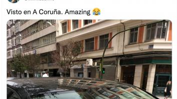 El aplaudido cartel que han dejado en un coche mal aparcado en A Coruña: va con dibujo y todo