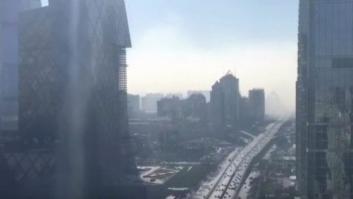 Este video de 12 segundos en time-lapse muestra cómo la polución devora Pekín
