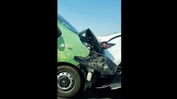 Una furgoneta de Vox con la cara de Macarena Olona se estrella contra un Tesla en Dos Hermanas (Sevilla)