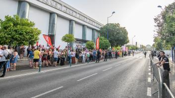 Una protesta de empleados de Canal Sur recibe a los candidatos a presidir Andalucía