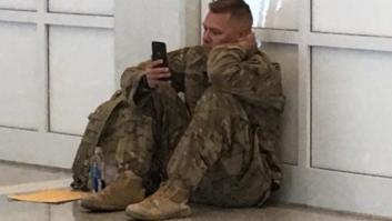 La emotiva foto viral de un soldado que tiene que ver el nacimiento de su hija a través de una videollamada
