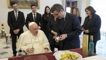 Bolaños entrega al papa Francisco estos obsequios con mucho sabor español