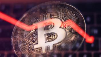 El bitcoin se desploma: cae un 17% y su valor se reduce a la mitad en lo que va del año